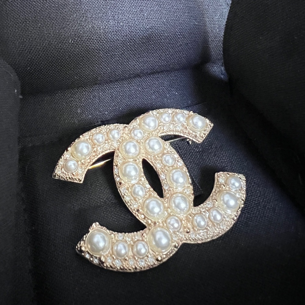 🩷SOLD🩷Authentic Chanel pearls brooch